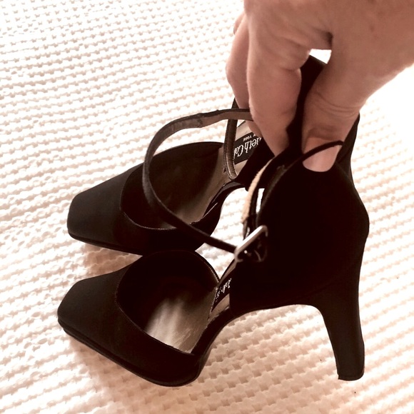 🌺 Black Satin Kenneth Cole heels. 🌺 - Picture 5 of 5